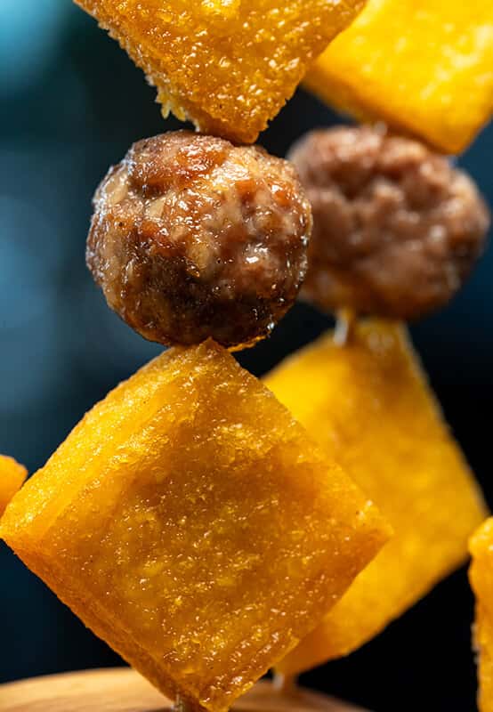 Spiedino di Polenta e Salsiccia recipe served on a plate, by Provalo Spiedinificio