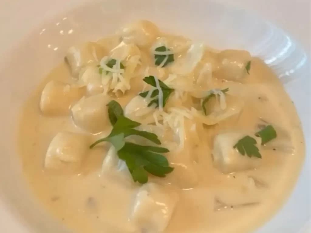 Nhoque ao Molho Branco recipe served on a plate, by Boteco Restaurant