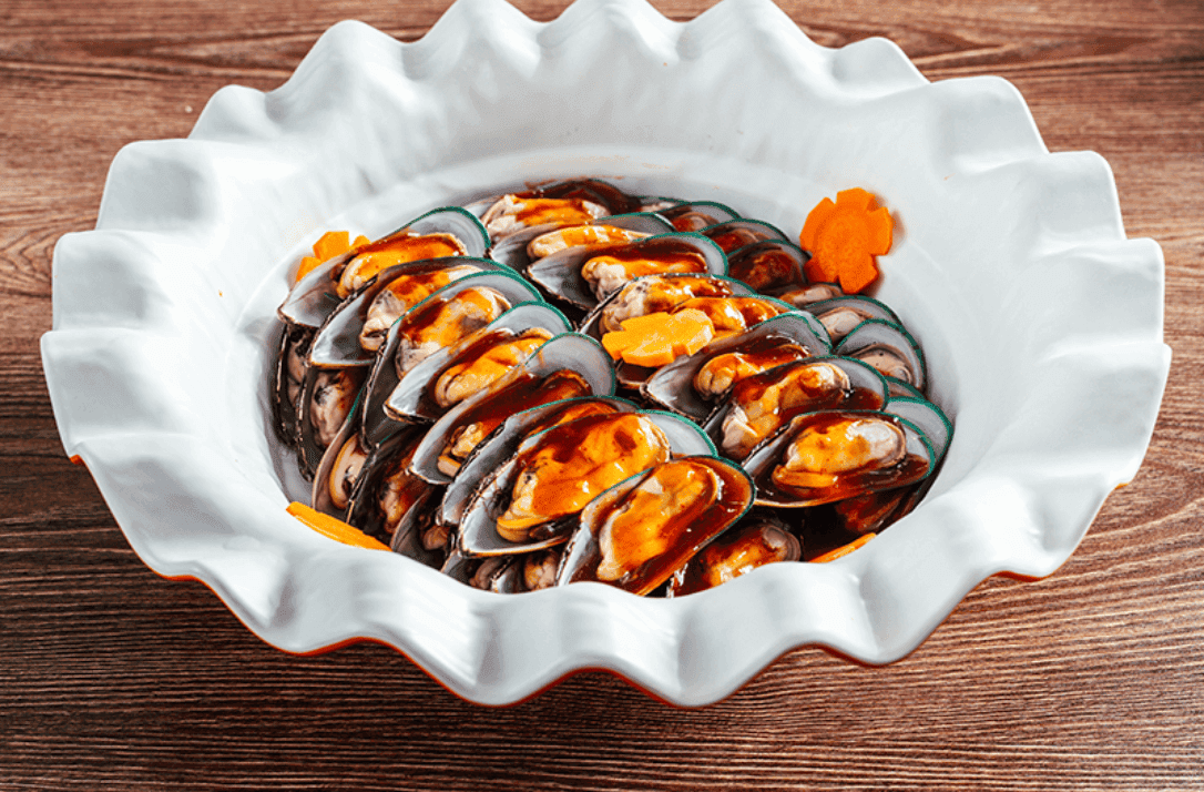 Sauce-Glazed Green Mussels
