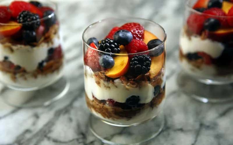 Granola Parfait recipe served on a plate, by Cocha Granola Parfait recipe served on a plate, by Cocha