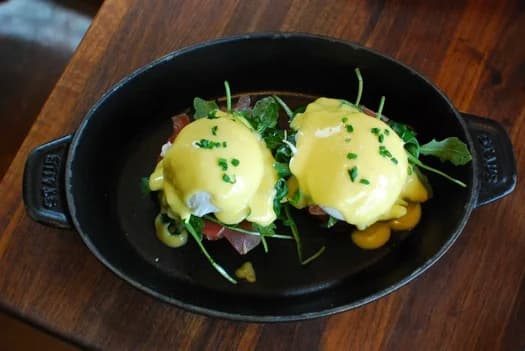 Eggs Benedict recipe served on a plate, by Cocha Eggs Benedict recipe served on a plate, by Cocha