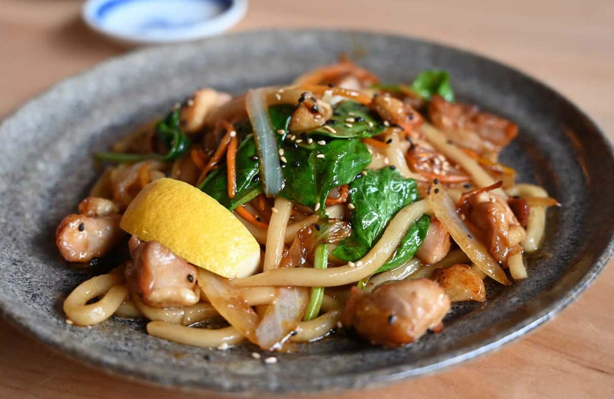 Yaki Udon recipe served on a plate, by Billy Sushi ビリー寿司 Yaki Udon recipe served on a plate, by Billy Sushi ビリー寿司