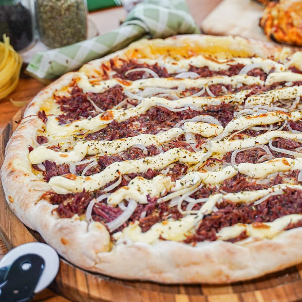 Pizza Escondidinho Carne Seca recipe served on a plate, by Pizza Cesar & Cesar's Salad - Águas Claras Pizza Escondidinho Carne Seca recipe served on a plate, by Pizza Cesar & Cesar's Salad - Águas Claras